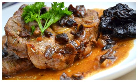 Kiaulienos sprandinės gabalai pjaustomi kepsniais