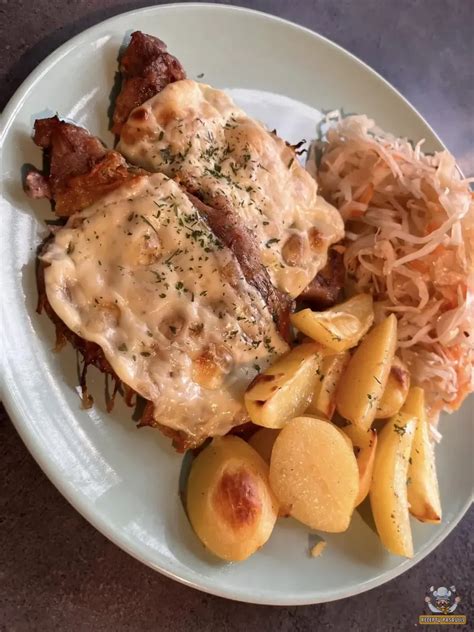 Kiaulienos sprandinės kepsniai su padažu ir garnyru