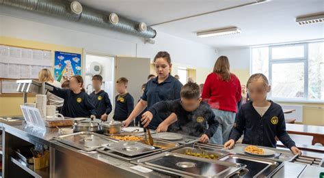 Žmonės valgantys tradicinį Honkongo maistą restorane