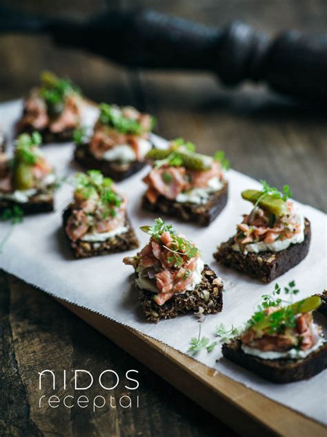 Juodos duonos sumuštiniai su lašinukais ir žolelėmis