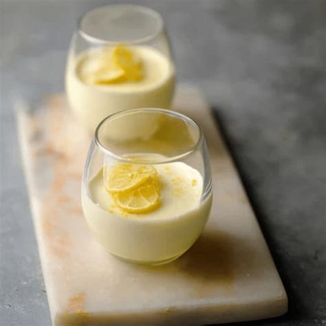 Lemon Posset desertas patiekiamas citrinos žievelėje