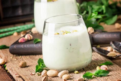 Indiškas Lassi gėrimas su prieskoniais