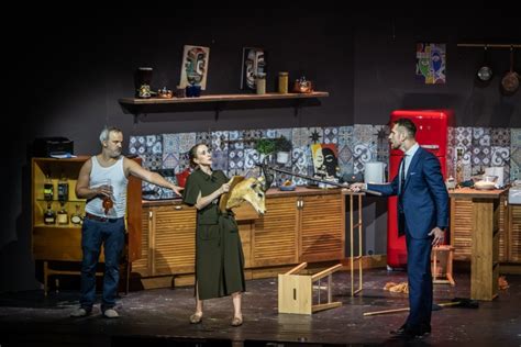 Aktorės vaidina scenoje iš spektaklio „Sebastijanas“