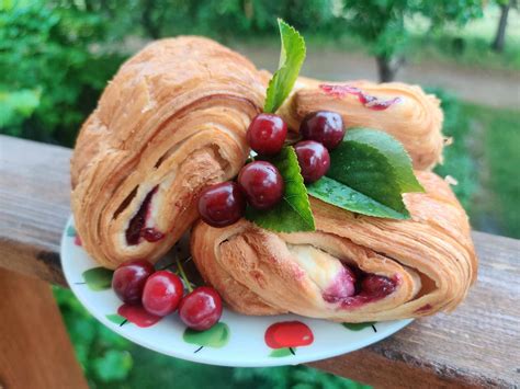 Sluoksniuotos tešlos tortas su vyšnių juostelėmis