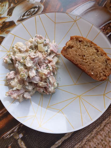 Įvairūs ingredientai rūkytos vištienos mišrainei