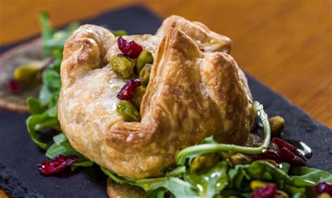 Keptas Brie sūris sluoksniuotoje tešloje