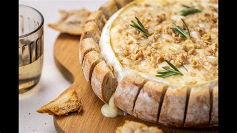 Keptas Brie sūris duonos kepale