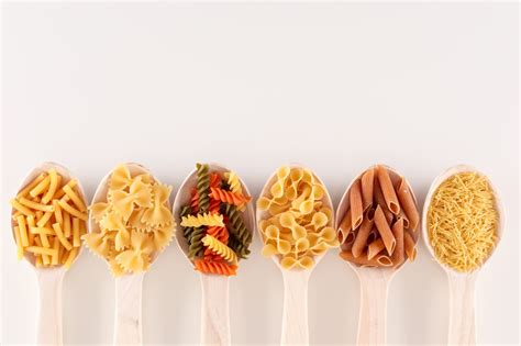 Įvairių rūšių makaronai ir padažai