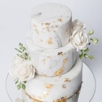 Marmurinis kelių aukštų tortas