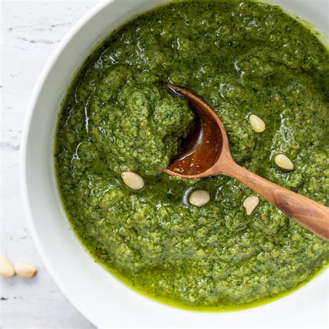 Šviežio dilgėlių pesto padažo lėkštė