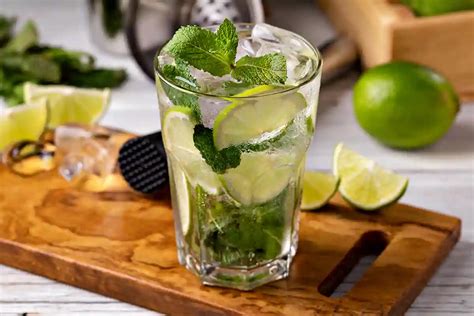 Mėtų trynimas Mojito kokteiliui