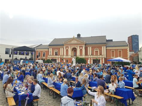Mėlynoji vakarienė Teatro aikštėje Klaipėdoje