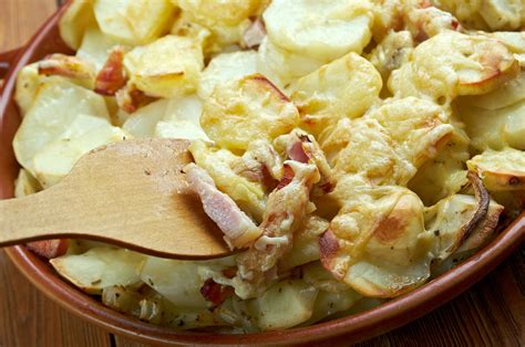 Patiekalas Tartiflette su sūrio luobu