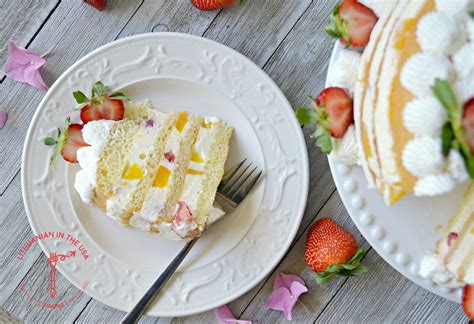 Šviežias jogurtinis tortas su persikais ir braškėmis