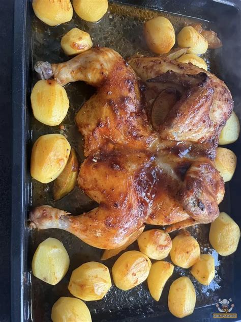 Orkaitėje keptas vištienos, bulvių ir grybų derinys