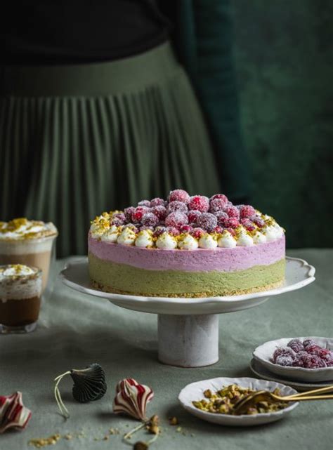 Nekeptas spanguolių ir pistacijų tortas skerspjūvyje