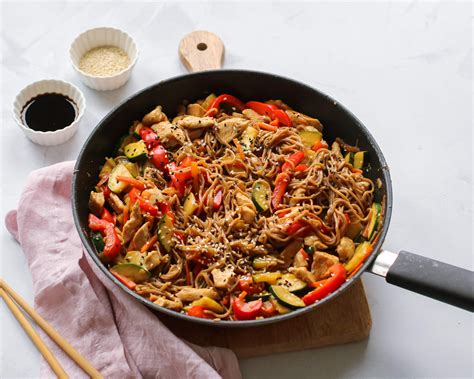 Wok keptuvėje kepta vištiena su daržovėmis