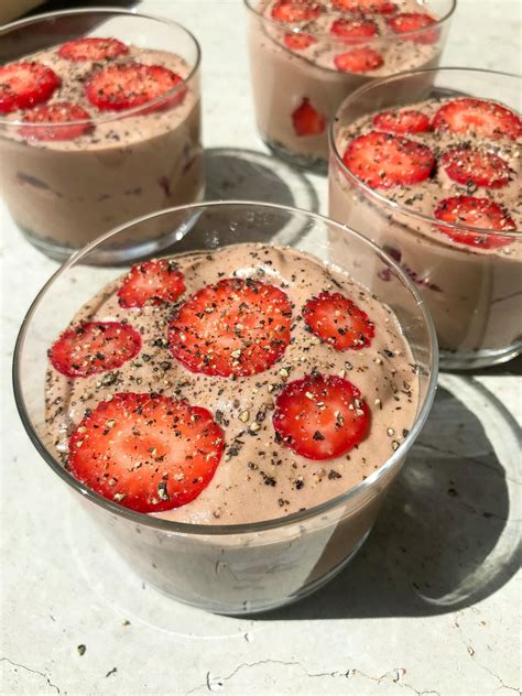 Įvairūs nekeptų „Rafaello“ desertų puodeliai