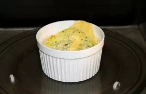 Omletas mikrobangų krosnelėje puodelyje