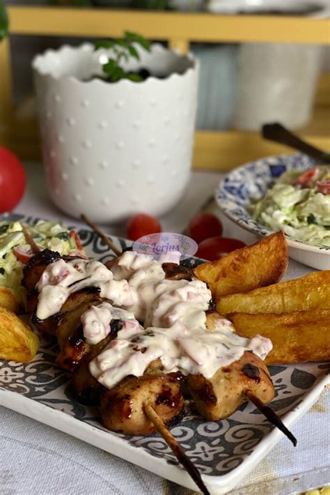 vištienos gabaliukai ant iešmelių paruošti kepimui