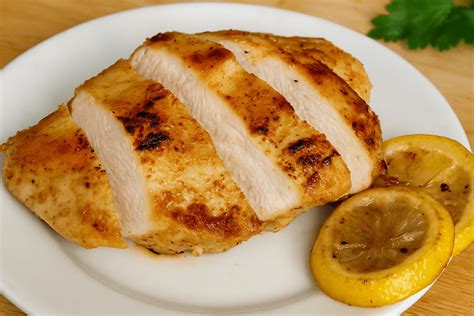 sultinga vištienos krūtinėlė ant grilio