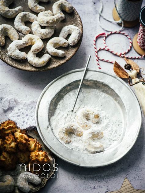 Iškepę sausainiai su cukraus pudra
