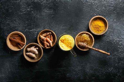 Nuotrauka su ciberžolės šaknimis ir milteliais