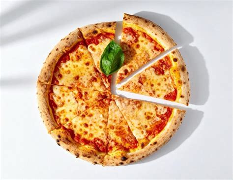 namuose gaminta pica su šviežiais ingredientais