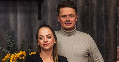 Žmonės kramto medaus korius