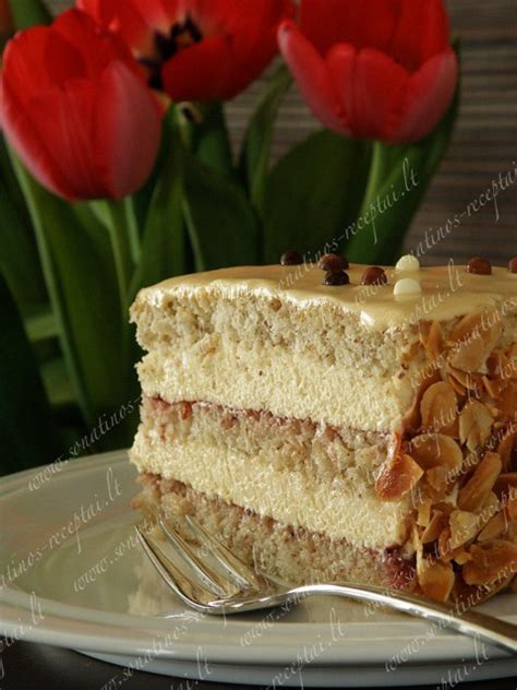Tortas su maskarpone, virtu kondensuotu pienu ir juodųjų serbentų uogiene