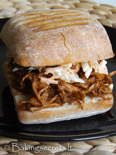 Plėšyta kiauliena (Pulled Pork) patiekta su bandele