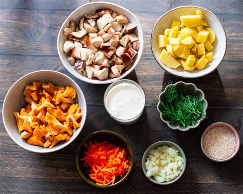 Įvairūs ingredientai sriubai su prieskoniais