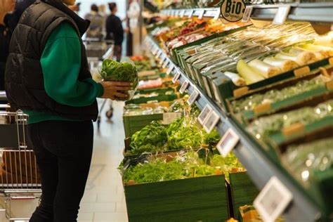 Švieži pastarnokai parduotuvės lentynoje