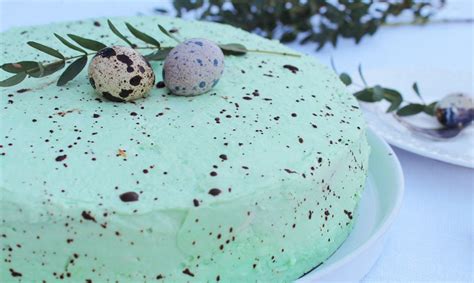 Mėtinis tortas su putpelių kiaušiniais puoštas mėtomis
