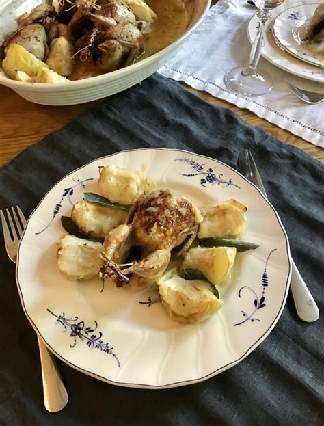 Putpelės, keptos su voveraitėmis ir kumpiu