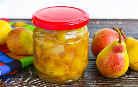 Stiklainis geltonų slyvų ir kriaušių kompoto su vanile