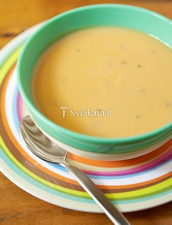 įvairių spalvų trinta sriuba dubenėliuose su bananų griežinėliais