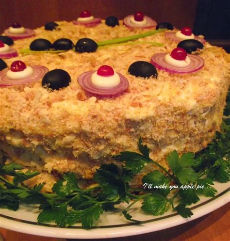 pjaustytas nesaldus krabų lazdelių tortas su Napoleono lakštais