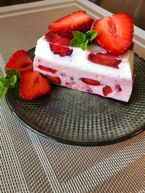 Varškės ir braškių desertas