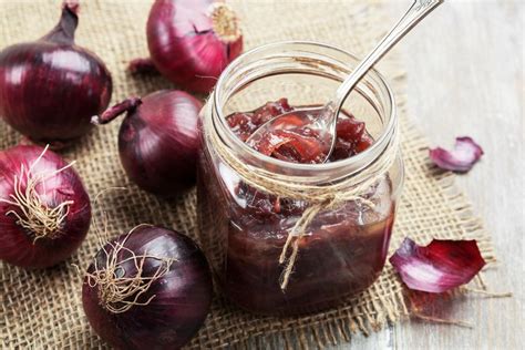 svogūnų tyrė mėsos marinavimui