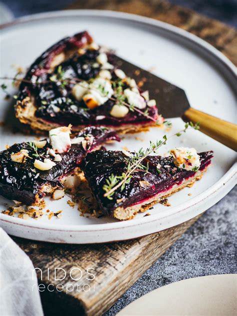 Apverstas burokėlių pyragas su ožkos sūriu