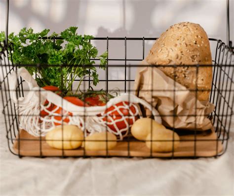 įvairūs švieži produktai ir daržovės krepšelyje