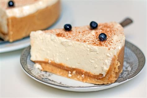 Skanus keptas bananinis sūrio tortas su grietinėlės papuošimais