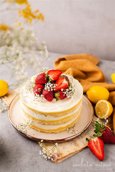 Biskvitinis tortas su braškėmis ir jogurtiniu pertepimu