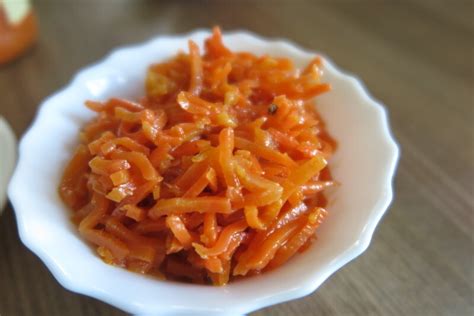 Morkų mišrainė su česnakais stiklainyje