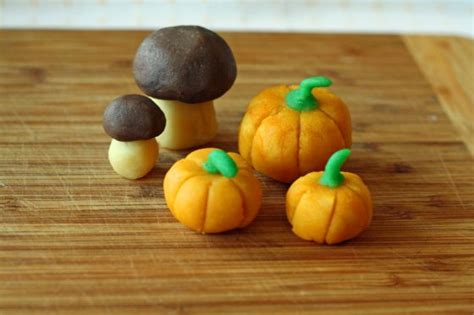 Mokyklos reikmenų figūrėlės iš marcipano ant torto
