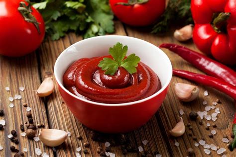 Įvairūs naminio kečupo skardelės ar buteliukai