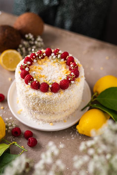 Papuoštas keptas zefyrų tortas su avietėmis