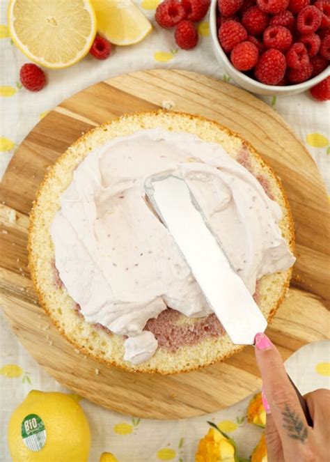Biskvitinis aviečių tortas su maskarponės kremu