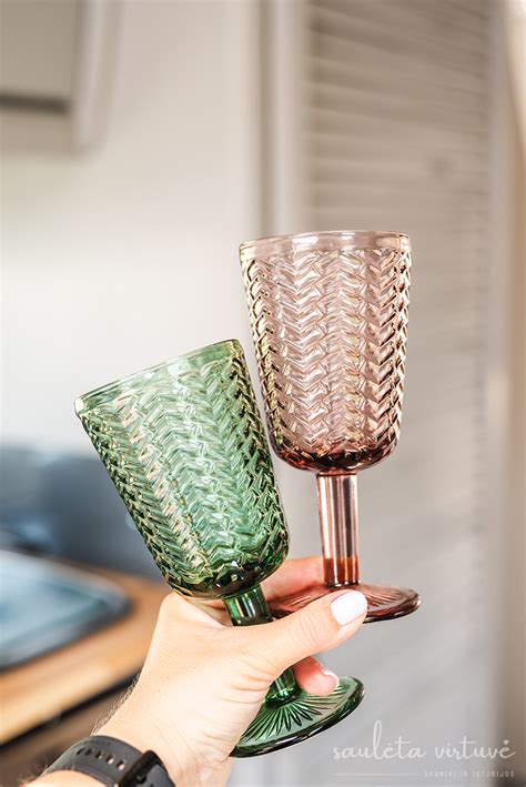 Stiklinės Sangrijos su ledukais ir mėtų lapeliu